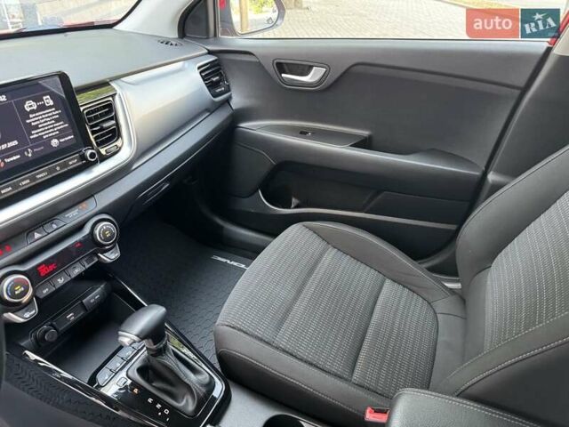 Красный Киа Stonic, объемом двигателя 1.4 л и пробегом 23 тыс. км за 17400 $, фото 19 на Automoto.ua