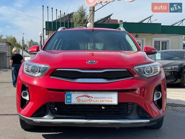 Красный Киа Stonic, объемом двигателя 1.37 л и пробегом 18 тыс. км за 18699 $, фото 1 на Automoto.ua