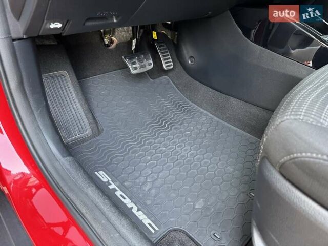 Красный Киа Stonic, объемом двигателя 1.4 л и пробегом 23 тыс. км за 17400 $, фото 31 на Automoto.ua
