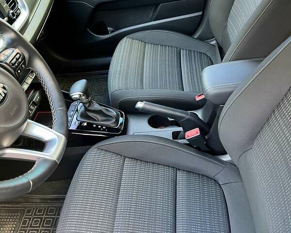 Красный Киа Stonic, объемом двигателя 1.37 л и пробегом 6 тыс. км за 19400 $, фото 13 на Automoto.ua
