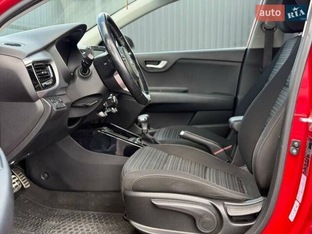 Красный Киа Stonic, объемом двигателя 1.37 л и пробегом 38 тыс. км за 19000 $, фото 14 на Automoto.ua