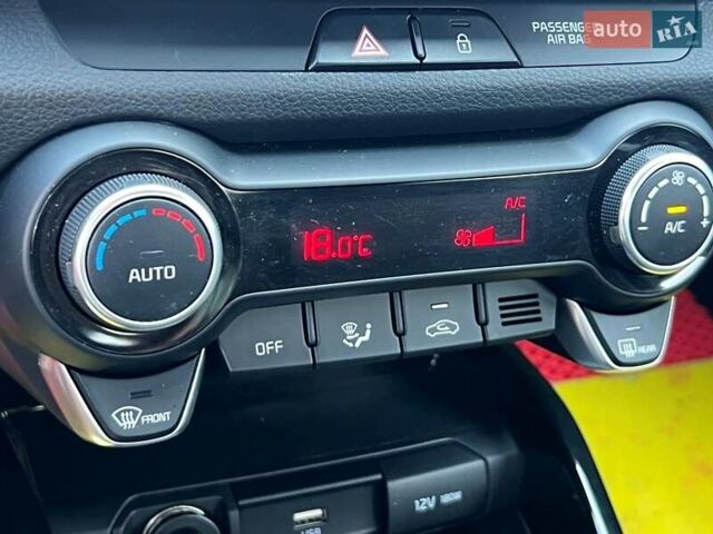 Красный Киа Stonic, объемом двигателя 1.37 л и пробегом 8 тыс. км за 23800 $, фото 31 на Automoto.ua