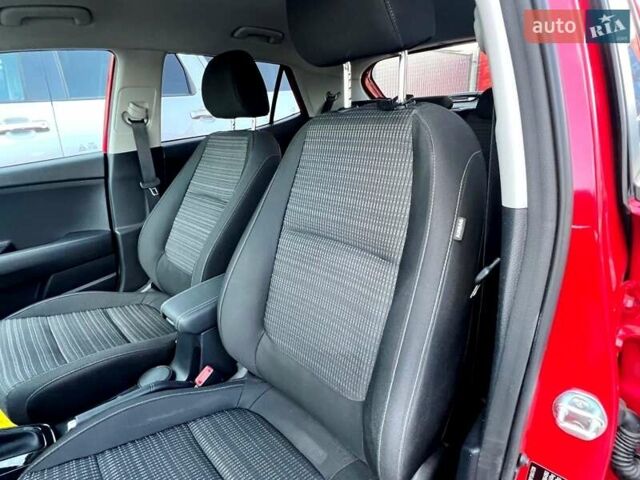 Красный Киа Stonic, объемом двигателя 1.37 л и пробегом 8 тыс. км за 23800 $, фото 37 на Automoto.ua