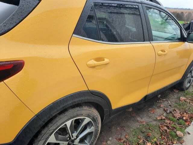 Желтый Киа Stonic, объемом двигателя 1.4 л и пробегом 98 тыс. км за 17900 $, фото 8 на Automoto.ua