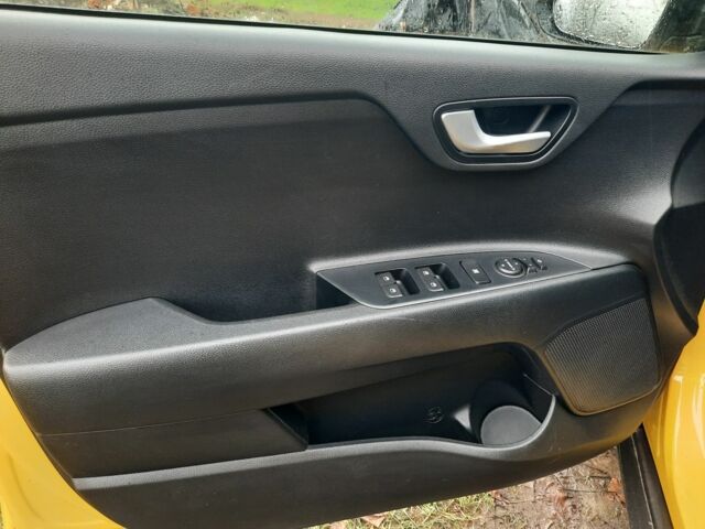 Желтый Киа Stonic, объемом двигателя 1.4 л и пробегом 98 тыс. км за 17900 $, фото 7 на Automoto.ua