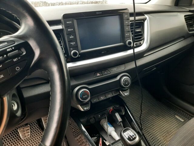 Желтый Киа Stonic, объемом двигателя 1.4 л и пробегом 98 тыс. км за 17900 $, фото 5 на Automoto.ua