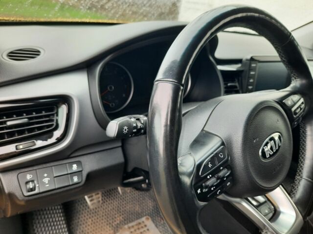 Желтый Киа Stonic, объемом двигателя 1.4 л и пробегом 98 тыс. км за 17900 $, фото 4 на Automoto.ua