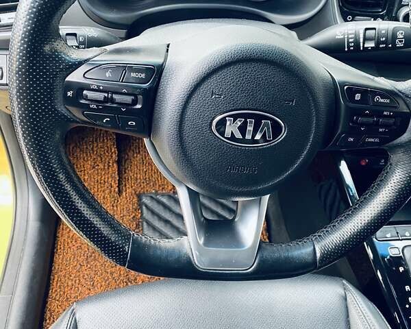 Желтый Киа Stonic, объемом двигателя 1.58 л и пробегом 99 тыс. км за 15900 $, фото 14 на Automoto.ua
