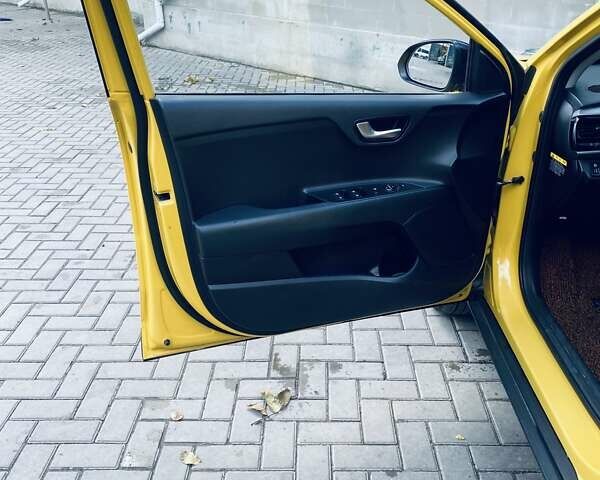 Желтый Киа Stonic, объемом двигателя 1.58 л и пробегом 98 тыс. км за 16700 $, фото 31 на Automoto.ua