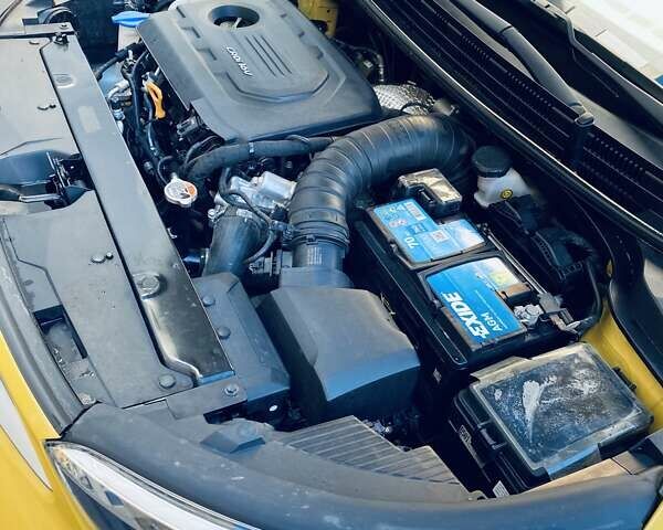 Желтый Киа Stonic, объемом двигателя 1.58 л и пробегом 99 тыс. км за 15900 $, фото 12 на Automoto.ua