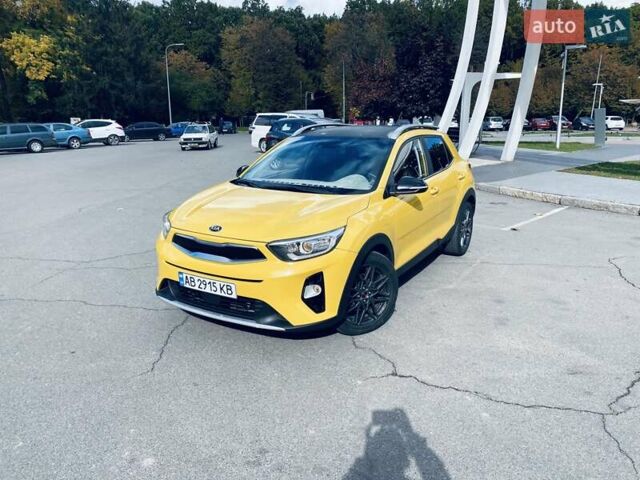 Желтый Киа Stonic, объемом двигателя 1.58 л и пробегом 98 тыс. км за 16700 $, фото 3 на Automoto.ua