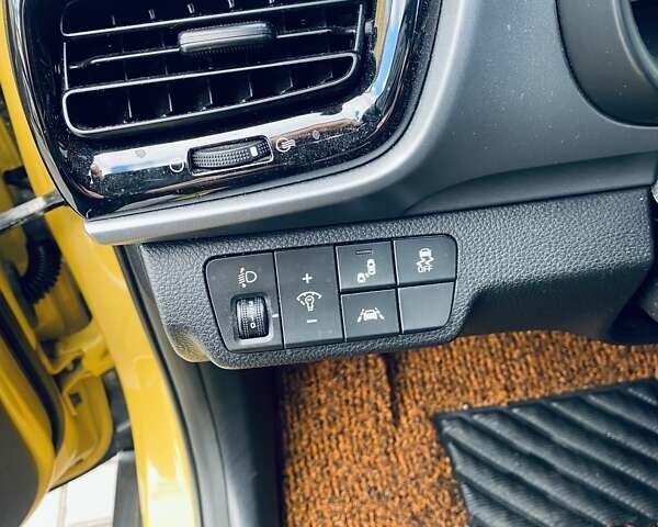 Желтый Киа Stonic, объемом двигателя 1.58 л и пробегом 98 тыс. км за 16700 $, фото 28 на Automoto.ua