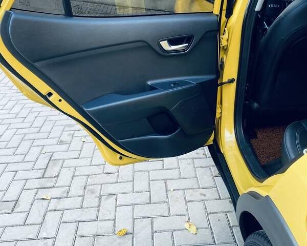 Желтый Киа Stonic, объемом двигателя 1.58 л и пробегом 98 тыс. км за 16700 $, фото 32 на Automoto.ua