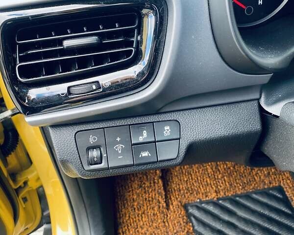 Желтый Киа Stonic, объемом двигателя 1.58 л и пробегом 99 тыс. км за 15900 $, фото 15 на Automoto.ua