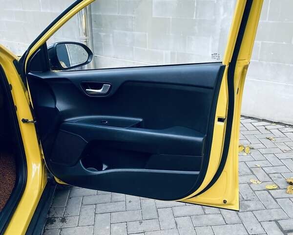 Жовтий Кіа Stonic, об'ємом двигуна 1.58 л та пробігом 101 тис. км за 15850 $, фото 15 на Automoto.ua