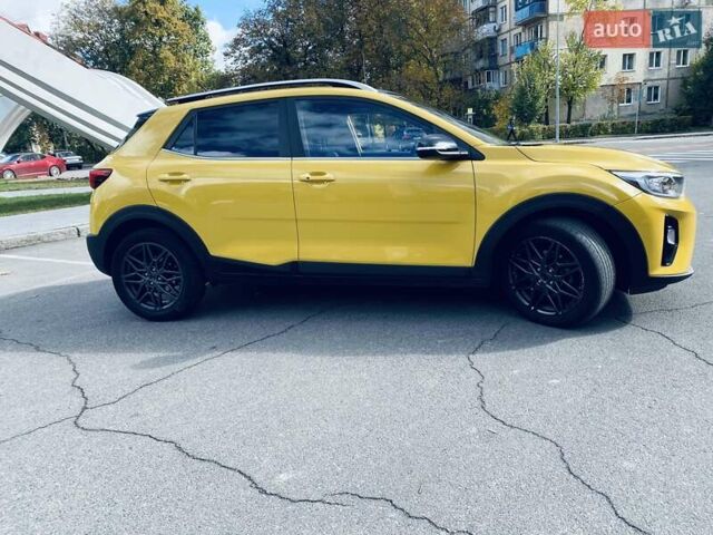 Желтый Киа Stonic, объемом двигателя 1.58 л и пробегом 99 тыс. км за 15900 $, фото 5 на Automoto.ua