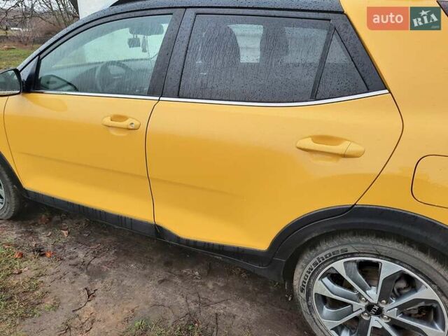 Жовтий Кіа Stonic, об'ємом двигуна 1.37 л та пробігом 93 тис. км за 16900 $, фото 1 на Automoto.ua