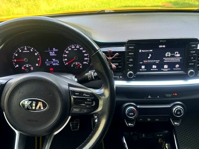 Желтый Киа Stonic, объемом двигателя 1.4 л и пробегом 48 тыс. км за 15200 $, фото 5 на Automoto.ua