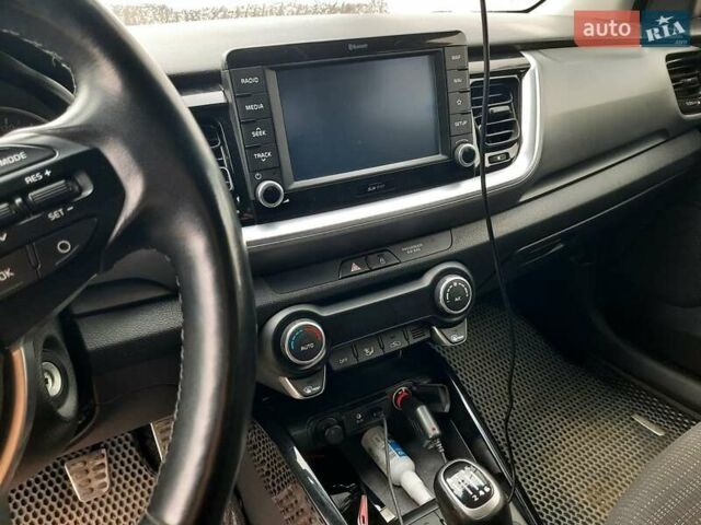 Жовтий Кіа Stonic, об'ємом двигуна 1.37 л та пробігом 93 тис. км за 16900 $, фото 6 на Automoto.ua