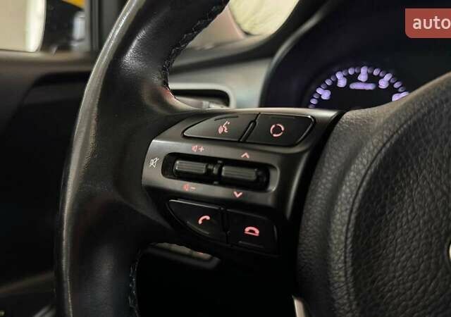 Желтый Киа Stonic, объемом двигателя 1.37 л и пробегом 101 тыс. км за 13984 $, фото 19 на Automoto.ua