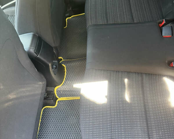 Желтый Киа Stonic, объемом двигателя 1.37 л и пробегом 48 тыс. км за 15200 $, фото 10 на Automoto.ua