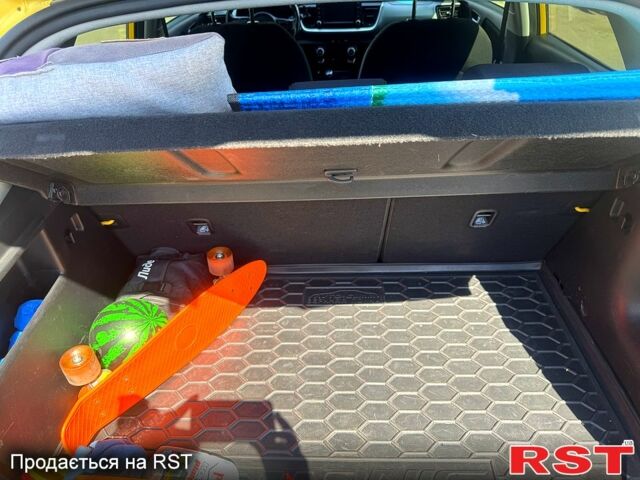Желтый Киа Stonic, объемом двигателя 1.4 л и пробегом 48 тыс. км за 15200 $, фото 4 на Automoto.ua