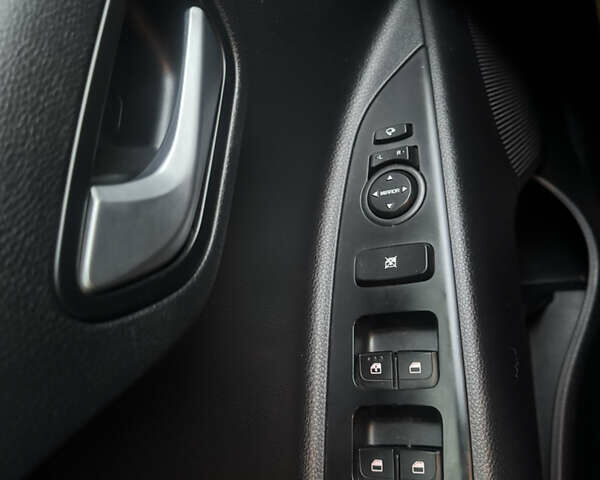 Желтый Киа Stonic, объемом двигателя 1.37 л и пробегом 48 тыс. км за 15200 $, фото 7 на Automoto.ua