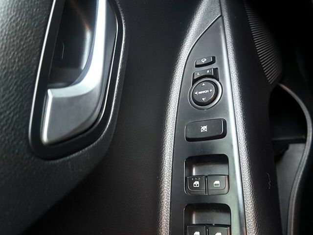 Желтый Киа Stonic, объемом двигателя 1.4 л и пробегом 48 тыс. км за 15200 $, фото 6 на Automoto.ua