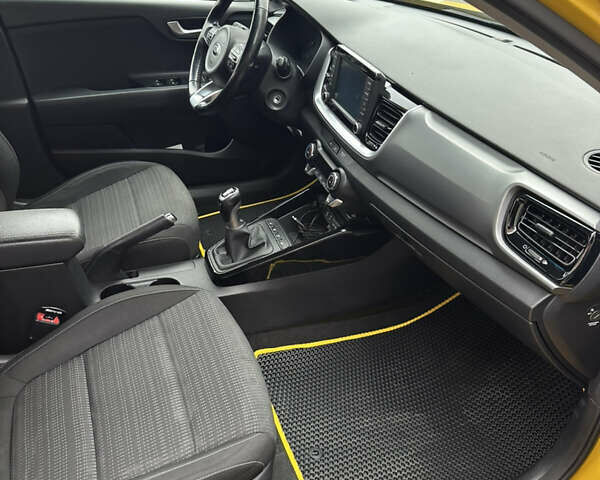 Желтый Киа Stonic, объемом двигателя 1.4 л и пробегом 117 тыс. км за 13200 $, фото 9 на Automoto.ua