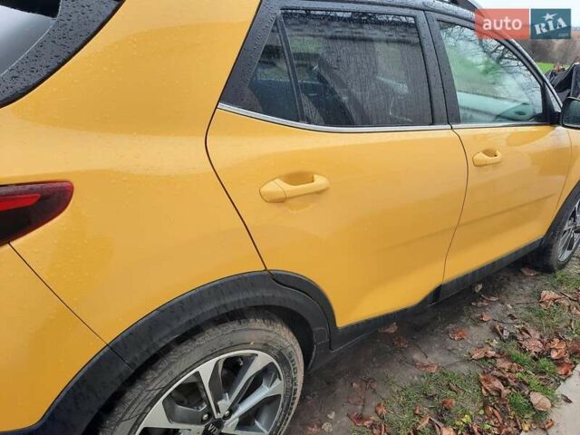 Жовтий Кіа Stonic, об'ємом двигуна 1.37 л та пробігом 93 тис. км за 16900 $, фото 2 на Automoto.ua