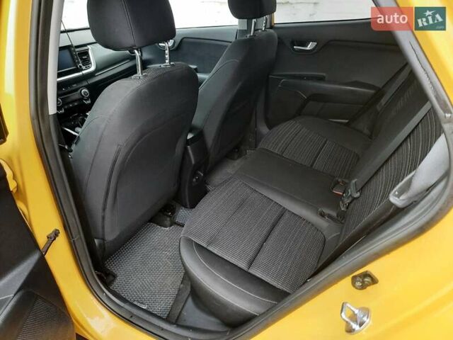 Жовтий Кіа Stonic, об'ємом двигуна 1.37 л та пробігом 93 тис. км за 16900 $, фото 3 на Automoto.ua