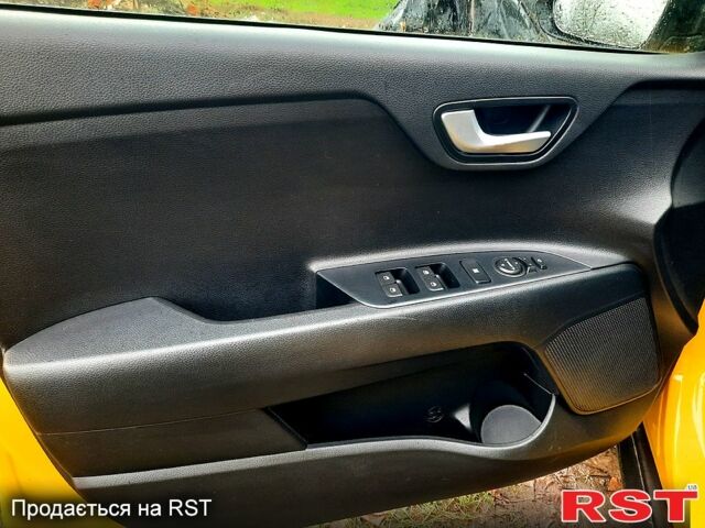 Жовтий Кіа Stonic, об'ємом двигуна 1.4 л та пробігом 93 тис. км за 16900 $, фото 6 на Automoto.ua