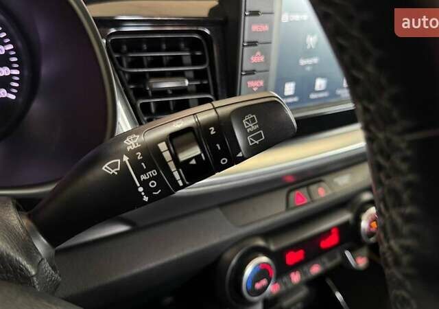 Желтый Киа Stonic, объемом двигателя 1.37 л и пробегом 101 тыс. км за 13984 $, фото 18 на Automoto.ua
