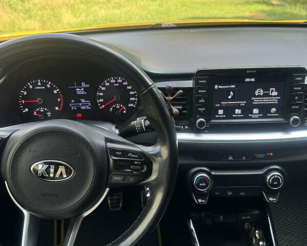 Желтый Киа Stonic, объемом двигателя 1.37 л и пробегом 48 тыс. км за 15200 $, фото 4 на Automoto.ua