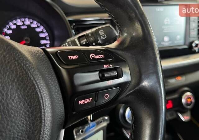 Желтый Киа Stonic, объемом двигателя 1.37 л и пробегом 101 тыс. км за 13984 $, фото 20 на Automoto.ua