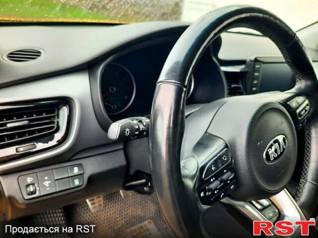 Жовтий Кіа Stonic, об'ємом двигуна 1.4 л та пробігом 93 тис. км за 16900 $, фото 7 на Automoto.ua