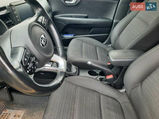 Жовтий Кіа Stonic, об'ємом двигуна 1.37 л та пробігом 93 тис. км за 16900 $, фото 7 на Automoto.ua