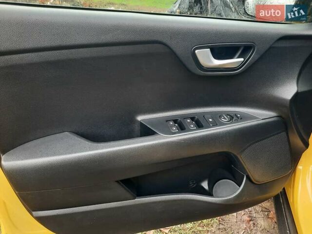 Жовтий Кіа Stonic, об'ємом двигуна 1.37 л та пробігом 93 тис. км за 16900 $, фото 4 на Automoto.ua