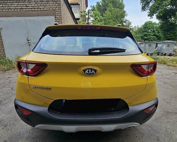 Жовтий Кіа Stonic, об'ємом двигуна 1.37 л та пробігом 61 тис. км за 17200 $, фото 2 на Automoto.ua