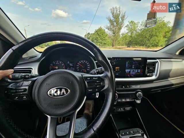 Жовтий Кіа Stonic, об'ємом двигуна 1.37 л та пробігом 61 тис. км за 17200 $, фото 7 на Automoto.ua