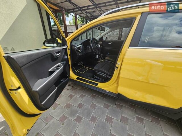 Жовтий Кіа Stonic, об'ємом двигуна 1.37 л та пробігом 61 тис. км за 17200 $, фото 12 на Automoto.ua