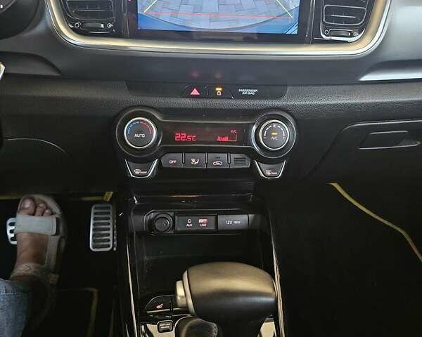 Жовтий Кіа Stonic, об'ємом двигуна 1.37 л та пробігом 61 тис. км за 17200 $, фото 9 на Automoto.ua