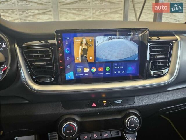 Жовтий Кіа Stonic, об'ємом двигуна 1.37 л та пробігом 61 тис. км за 17200 $, фото 8 на Automoto.ua