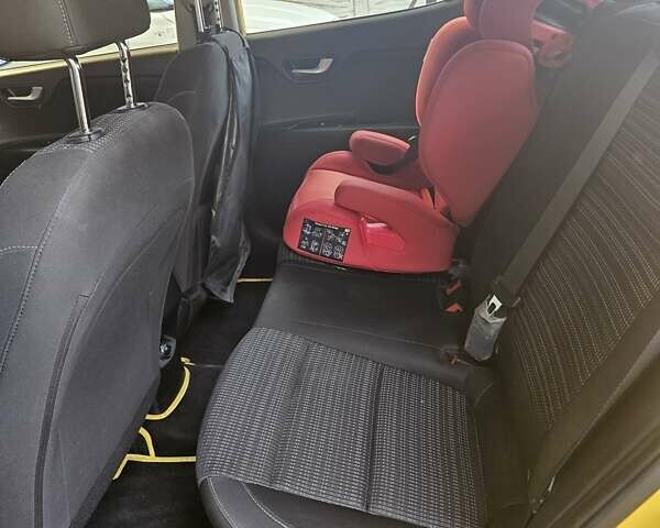 Жовтий Кіа Stonic, об'ємом двигуна 1.37 л та пробігом 61 тис. км за 17200 $, фото 11 на Automoto.ua