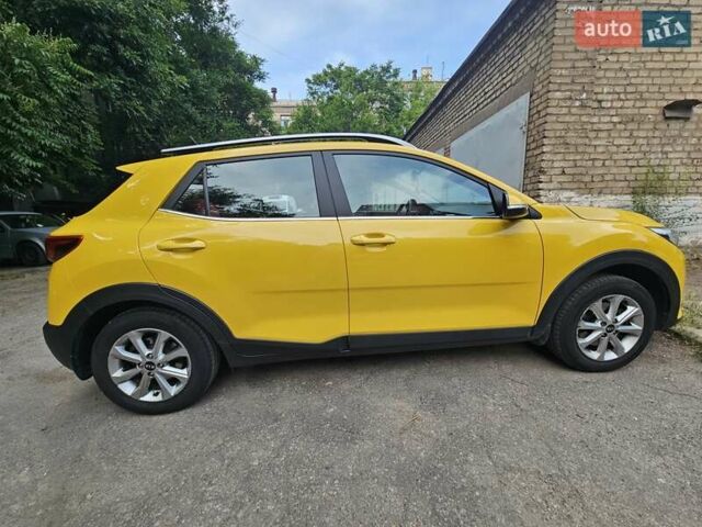Жовтий Кіа Stonic, об'ємом двигуна 1.37 л та пробігом 61 тис. км за 17200 $, фото 5 на Automoto.ua