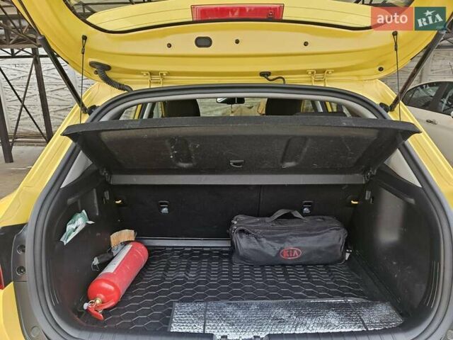 Жовтий Кіа Stonic, об'ємом двигуна 1.37 л та пробігом 61 тис. км за 17200 $, фото 13 на Automoto.ua