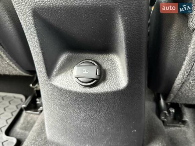 Жовтий Кіа Stonic, об'ємом двигуна 1.37 л та пробігом 44 тис. км за 16999 $, фото 12 на Automoto.ua