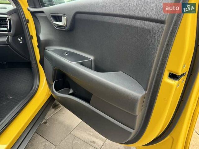 Жовтий Кіа Stonic, об'ємом двигуна 1.37 л та пробігом 44 тис. км за 16999 $, фото 17 на Automoto.ua