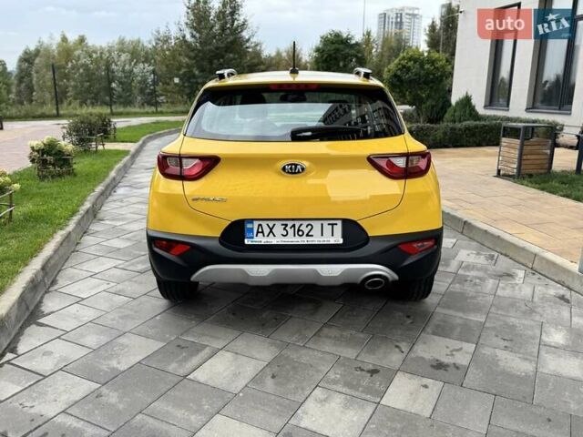Жовтий Кіа Stonic, об'ємом двигуна 1.37 л та пробігом 44 тис. км за 16999 $, фото 3 на Automoto.ua