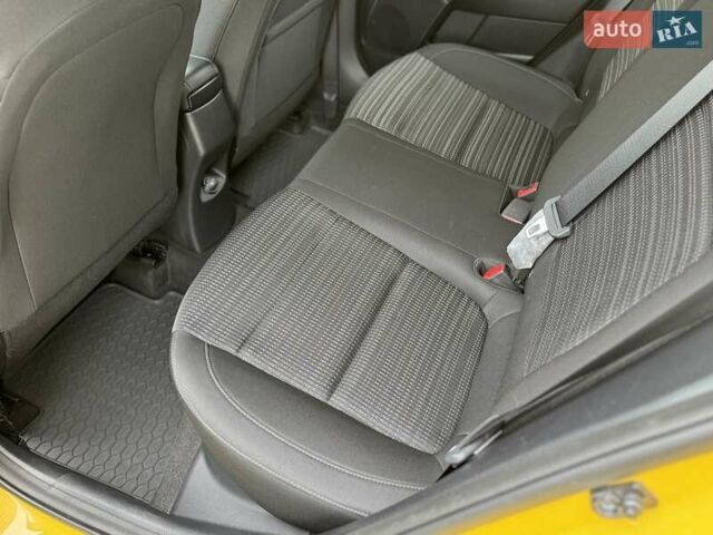Жовтий Кіа Stonic, об'ємом двигуна 1.37 л та пробігом 44 тис. км за 16999 $, фото 10 на Automoto.ua
